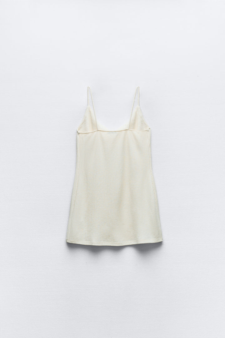 Robe nuisette courte avec détails bijoux