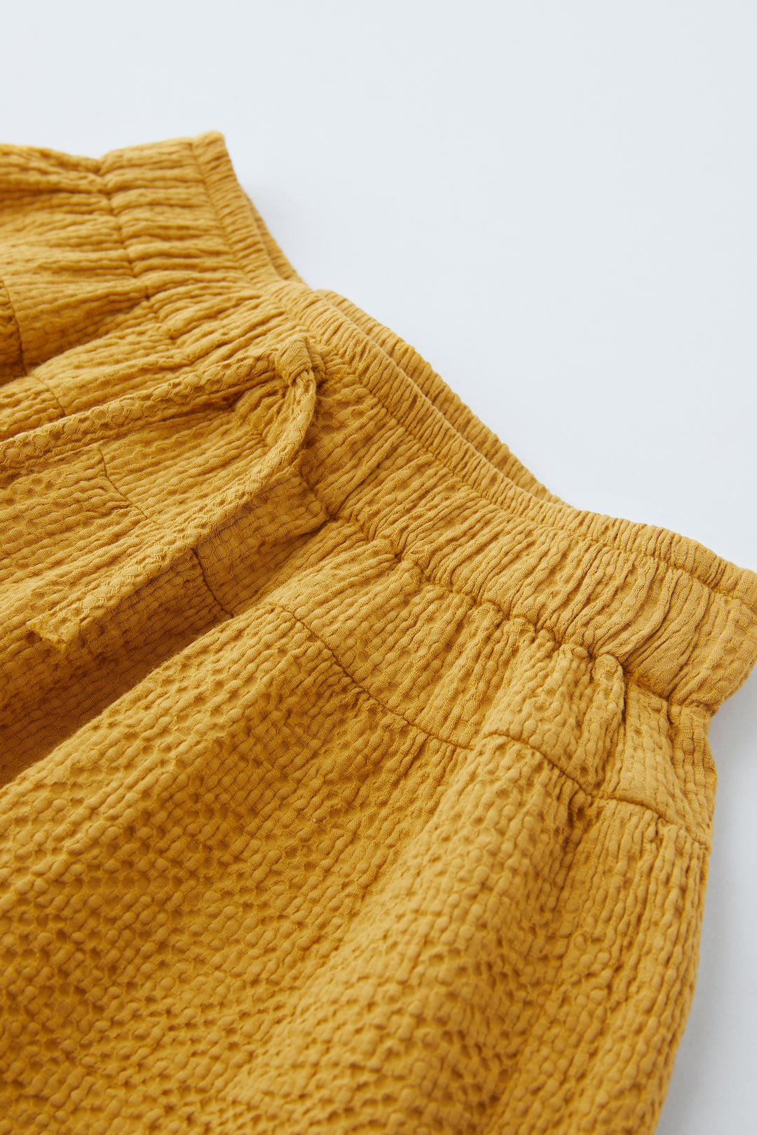 Bermuda fluide ocre structuré enfant