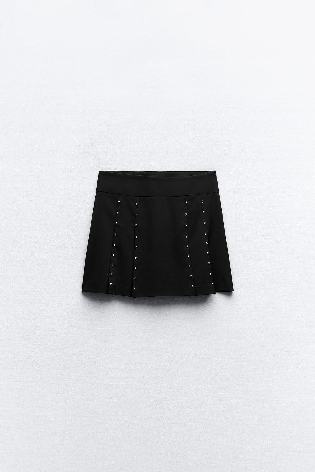 Jupe-short plissée clous argentés