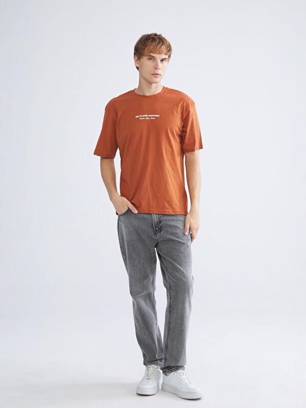 Moudda LC Waikiki - T-shirt imprimé en jersey manches courtes Homme Orange brûlée - Tunisie 2